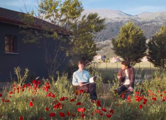 Crítica de ‘Fuck the Polis’, película que reflexiona sobre la belleza y la amistad “entre la inmediatez del vídeo casero y los misterios a vista de pájaro” Crítica de ‘Fuck the Polis’, película que reflexiona sobre la belleza y la amistad “entre la inmediatez del vídeo casero y los misterios a vista de pájaro”