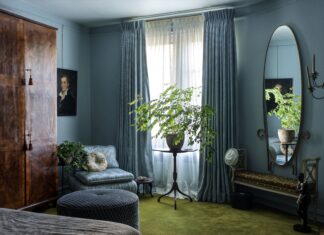 Tony Liu, cofundador de la cuenta de Instagram Diet Prada, nos abre las puertas de su casa en Nueva York: un apartamento atrevido y lleno de color (que huye de las tendencias) Tony Liu, cofundador de la cuenta de Instagram Diet Prada, nos abre las puertas de su casa en Nueva York: un apartamento atrevido y lleno de color (que huye de las tendencias)