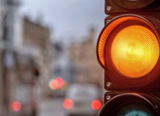 ¿Tiene multa cruzar el semÔforo en amarillo con el auto ?: la respuesta de los expertos ¿Tiene multa cruzar el semÔforo en amarillo con el auto ?: la respuesta de los expertos