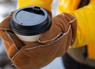 Băuturile fierbinți eliberează un val de microplastice din paharele de unică folosință Băuturile fierbinți eliberează un val de microplastice din paharele de unică folosință