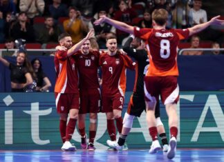 Latvijas telpu futbolisti neielaiž vārtus un svin uzvaru pirmajā EČ spēlē Latvijas telpu futbolisti neielaiž vārtus un svin uzvaru pirmajā EČ spēlē