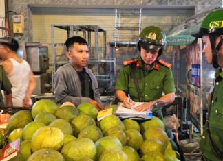 TP.HCM xử lý lấn chiếm vỉa hè: Hàng quán cam kết trả lối đi cho người đi bộ TP.HCM xử lý lấn chiếm vỉa hè: Hàng quán cam kết trả lối đi cho người đi bộ