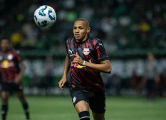 Jhon Jhon fica fora de jogo do Bragantino em meio a negociação com o Zenit Jhon Jhon fica fora de jogo do Bragantino em meio a negociação com o Zenit