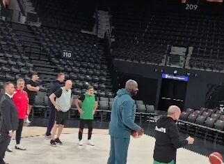 ERDOGAN vs Shaquille O’Neal: Pogledajte kako je turski predsjednik šutirao protiv legendarnog košarkaša VIDEO ERDOGAN vs Shaquille O’Neal: Pogledajte kako je turski predsjednik šutirao protiv legendarnog košarkaša VIDEO