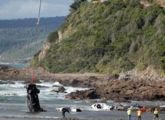 Cars lifted from ocean in recovery mission after flash floods Cars lifted from ocean in recovery mission after flash floods