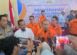 Tim SAR Berjibaku Evakuasi 6 Korban Kecelakaan Pesawat ATR 42-500 Tim SAR Berjibaku Evakuasi 6 Korban Kecelakaan Pesawat ATR 42-500