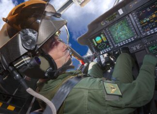 Ce casque hi-tech français permet aux pilotes d’hélicoptère de voir ce que l’œil humain ne peut pas ! Ce casque hi-tech français permet aux pilotes d’hélicoptère de voir ce que l’œil humain ne peut pas !