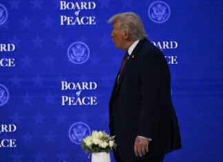 FOTO Donald Trump a apărut din nou, la Davos, cu o vânătaie pe mâna stângă. Explicaţia Casei Albe: S-a lovit de colţul mesei FOTO Donald Trump a apărut din nou, la Davos, cu o vânătaie pe mâna stângă. Explicaţia Casei Albe: S-a lovit de colţul mesei