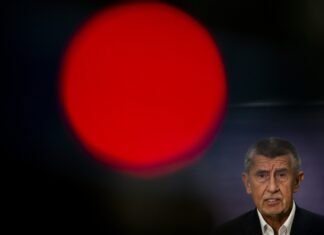 VIDEO Premierul Cehiei, ironizat după ce a cumpărat un glob pământesc scump ca să vadă unde este Groenlanda VIDEO Premierul Cehiei, ironizat după ce a cumpărat un glob pământesc scump ca să vadă unde este Groenlanda