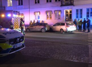 Bil körde på parkerad bil och in i fasad på Västra Boulevarden Bil körde på parkerad bil och in i fasad på Västra Boulevarden