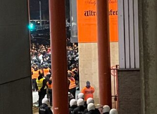 La situation dégénère à Sclessin : les supporters se rassemblent devant la T1, certains fans arrivent jusque dans les vestiaires ! La situation dégénère à Sclessin : les supporters se rassemblent devant la T1, certains fans arrivent jusque dans les vestiaires !