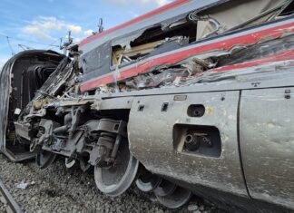 Dozvuky srážky rychlovlaků. Vyšetřovatelé řeší stopy na kolech, odbory vyzývají ke generální stávce Dozvuky srážky rychlovlaků. Vyšetřovatelé řeší stopy na kolech, odbory vyzývají ke generální stávce