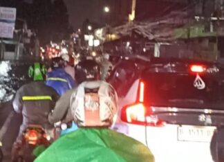 Penampakan Warga Malam-Malam Terjang Banjir di Ciledug-Ruko Terendam Penampakan Warga Malam-Malam Terjang Banjir di Ciledug-Ruko Terendam