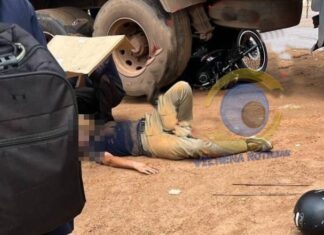 Assista: moto vai parar debaixo de carreta após acidente e jovem sofre apenas ferimentos leves em Vilhena Assista: moto vai parar debaixo de carreta após acidente e jovem sofre apenas ferimentos leves em Vilhena