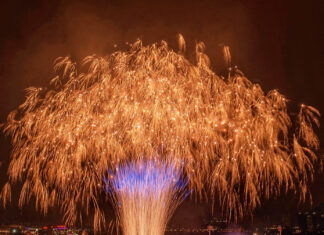 Pháo hoa chào mừng thành công Đại hội 14 của Đảng rực rỡ trên bầu trời Hà Nội Pháo hoa chào mừng thành công Đại hội 14 của Đảng rực rỡ trên bầu trời Hà Nội