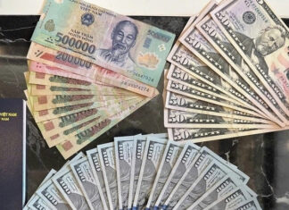 Nữ hành khách bỏ quên túi xách chứa USD trên tàu Nữ hành khách bỏ quên túi xách chứa USD trên tàu