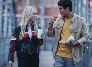 Crítica de ‘Ídolos’, la película de Óscar Casas y Ana Mena: “Sería un acto de cinismo negar la eficacia (y el puntual brillo) del conjunto” Crítica de ‘Ídolos’, la película de Óscar Casas y Ana Mena: “Sería un acto de cinismo negar la eficacia (y el puntual brillo) del conjunto”