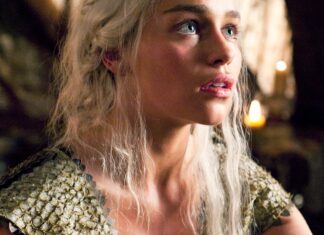 La actriz de ‘Juego de Tronos’, Emilia Clarke, sobre las 284 niñas en España que se llaman Daenerys: “¿Sus padres no vieron la serie hasta el final, verdad?” La actriz de ‘Juego de Tronos’, Emilia Clarke, sobre las 284 niñas en España que se llaman Daenerys: “¿Sus padres no vieron la serie hasta el final, verdad?”