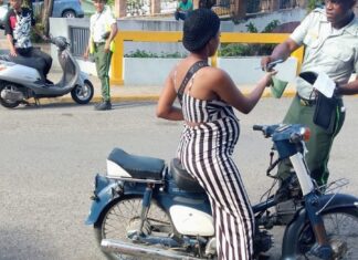 Agentes DIGESETT multan a embarazada que conducía moto sin casco protector en Puerto Plata Agentes DIGESETT multan a embarazada que conducía moto sin casco protector en Puerto Plata
