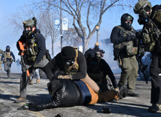 Halálos lövések dördültek el az amerikai nagyvárosban: fegyveres férfi támadt a hatóság embereire Halálos lövések dördültek el az amerikai nagyvárosban: fegyveres férfi támadt a hatóság embereire