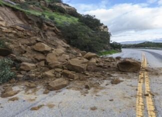 Intempéries : la route Ouarzazate-Marrakech coupée au col de Tichka Intempéries : la route Ouarzazate-Marrakech coupée au col de Tichka