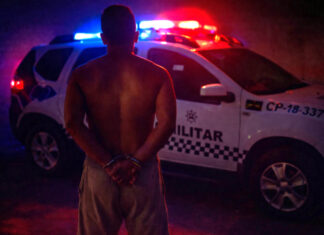 Dupla é conduzida à delegacia após Polícia Militar apreender drogas em Vilhena Dupla é conduzida à delegacia após Polícia Militar apreender drogas em Vilhena