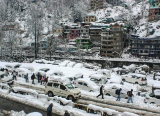 Heavy snowfall triggers tourist surge and traffic chaos in Manali Heavy snowfall triggers tourist surge and traffic chaos in Manali