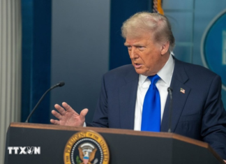 Tổng thống Mỹ Trump cảnh báo áp thuế 100% với hàng hóa Canada Tổng thống Mỹ Trump cảnh báo áp thuế 100% với hàng hóa Canada