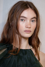 Mayra Medina, maquilladora: “Para cubrir las ojeras y disimular las bolsas, aplica dos o tres puntos (bajo el lagrimal, en el centro y en el extremo), difumina hacia arriba y conseguirás un efecto lifting” Mayra Medina, maquilladora: “Para cubrir las ojeras y disimular las bolsas, aplica dos o tres puntos (bajo el lagrimal, en el centro y en el extremo), difumina hacia arriba y conseguirás un efecto lifting”