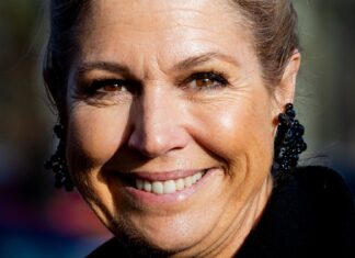 Queen Máxima showcases royal way to wear killer knee-high boots in your 50s Queen Máxima showcases royal way to wear killer knee-high boots in your 50s