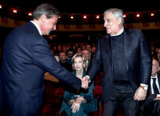 Carlo Calenda, un posto in prima fila da Forza Italia. L’invito di Paolo Berlusconi: “Speriamo entri in coalizione” Carlo Calenda, un posto in prima fila da Forza Italia. L’invito di Paolo Berlusconi: “Speriamo entri in coalizione”