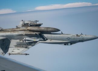 Riskantes Manöver: F/A-18 kommt Badestrand voller Gäste gefährlich nahe Riskantes Manöver: F/A-18 kommt Badestrand voller Gäste gefährlich nahe