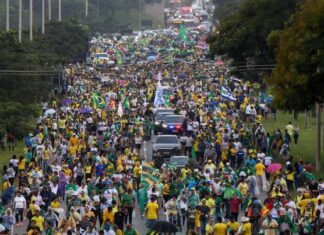 Relâmpago atinge apoiantes de Bolsonaro e deixa 47 feridos Relâmpago atinge apoiantes de Bolsonaro e deixa 47 feridos