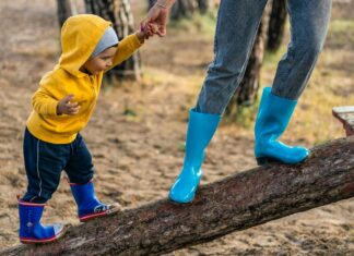 Comfort them or let them tough it out? How parents shape a child’s pain response Comfort them or let them tough it out? How parents shape a child’s pain response