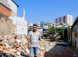 Người dân tháo dỡ nhà, bàn giao mặt bằng dự án cải tạo kênh ô nhiễm bậc nhất TPHCM Người dân tháo dỡ nhà, bàn giao mặt bằng dự án cải tạo kênh ô nhiễm bậc nhất TPHCM