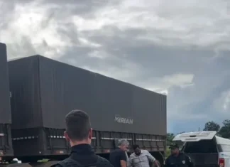 Acidente envolvendo moto, carro e carreta deixa um morto na BR-364, em Cacoal Acidente envolvendo moto, carro e carreta deixa um morto na BR-364, em Cacoal