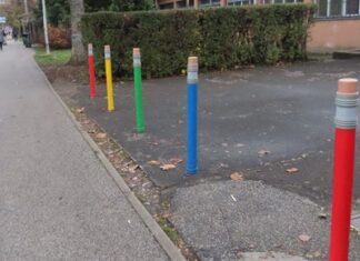 Stupići u obliku olovaka s gumicama postavljeni kod jedne zagrebačke škole Stupići u obliku olovaka s gumicama postavljeni kod jedne zagrebačke škole