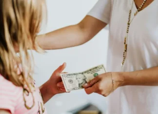 Los expertos advierten que transferir dinero entre padres e hijos puede derivar en sanción Los expertos advierten que transferir dinero entre padres e hijos puede derivar en sanción