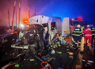 Un mort şi trei răniţi, după ce un microbuz şi un autotren s-au ciocnit, pe DN 17. Trafic blocat complet Un mort şi trei răniţi, după ce un microbuz şi un autotren s-au ciocnit, pe DN 17. Trafic blocat complet