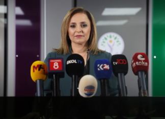 DEM Parti ‘kriz masası’ kuruldu: “Kobanî’ye acil bir şekilde yardım ulaştırılmalı” DEM Parti ‘kriz masası’ kuruldu: “Kobanî’ye acil bir şekilde yardım ulaştırılmalı”