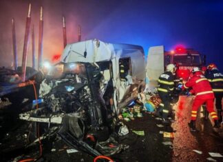 FOTO: Un mort și trei răniți în urma coliziunii între un microbuz și un autotren, la Suceava FOTO: Un mort și trei răniți în urma coliziunii între un microbuz și un autotren, la Suceava