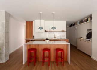 Esta casa de Barcelona demuestra cómo una paleta estratégica y bien dosificada es capaz de transformar un lienzo blanco en un espacio con identidad Esta casa de Barcelona demuestra cómo una paleta estratégica y bien dosificada es capaz de transformar un lienzo blanco en un espacio con identidad