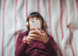 Nathalies dochter (11) werd online benaderd door ‘n onbekende: ‘Waarom heeft ze niets gezegd?’ Nathalies dochter (11) werd online benaderd door ‘n onbekende: ‘Waarom heeft ze niets gezegd?’