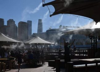 Severe heatwave hits Australia, sparking bushfires and prompting towns evacuations Severe heatwave hits Australia, sparking bushfires and prompting towns evacuations