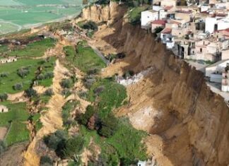 Sizilien: Erdrutsch in Niscemi zwingt Anwohner zur Umsiedlung Sizilien: Erdrutsch in Niscemi zwingt Anwohner zur Umsiedlung