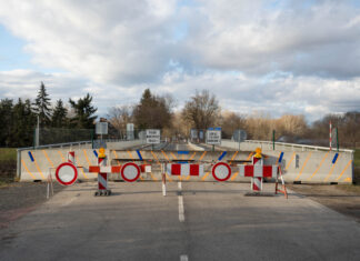 Uzavírka přeshraničního mostu u Lanžhota trvá už rok. Termín rekonstrukce zůstává neznámý Uzavírka přeshraničního mostu u Lanžhota trvá už rok. Termín rekonstrukce zůstává neznámý