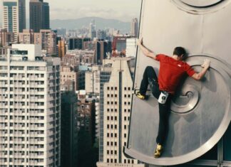 Vylezl bez jištění na mrakodrap a nechal Netflix vše odvysílat. Pak za to dostal směšnou odměnu Vylezl bez jištění na mrakodrap a nechal Netflix vše odvysílat. Pak za to dostal směšnou odměnu