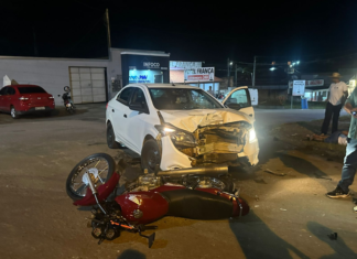 Jaru: Colisão entre motocicleta e carro deixa motociclista ferido em cruzamento da Padre Adolpho Rhol Jaru: Colisão entre motocicleta e carro deixa motociclista ferido em cruzamento da Padre Adolpho Rhol