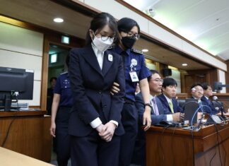 Bivša prva dama Južne Koreje osuđena na 20 meseci zatvora zbog korupcije Bivša prva dama Južne Koreje osuđena na 20 meseci zatvora zbog korupcije