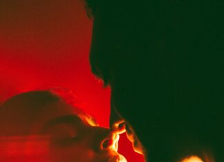 How to Be a Good Kisser: 9 Tips for Better Makeouts How to Be a Good Kisser: 9 Tips for Better Makeouts